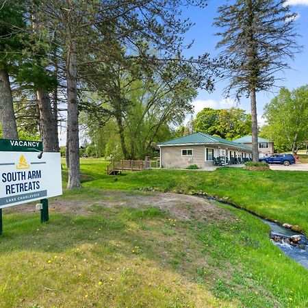 East Jordan South Arm Retreatsモーテル エクステリア 写真