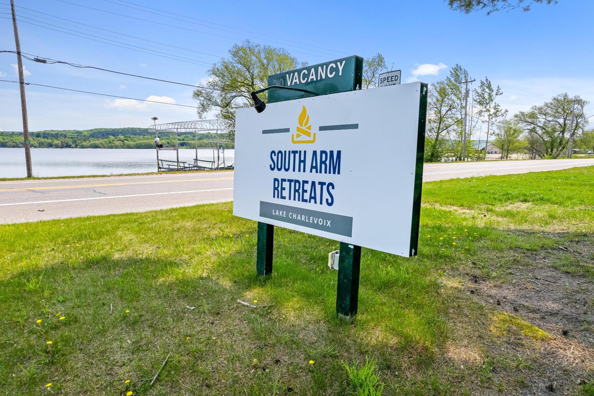 East Jordan South Arm Retreatsモーテル エクステリア 写真
