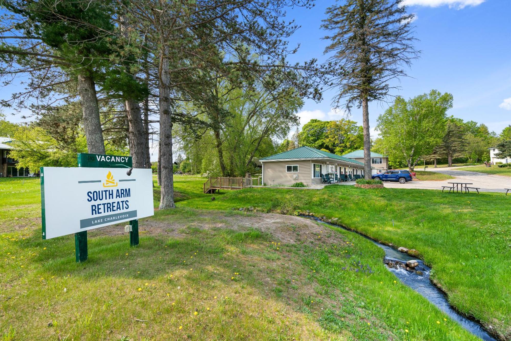 East Jordan South Arm Retreatsモーテル エクステリア 写真